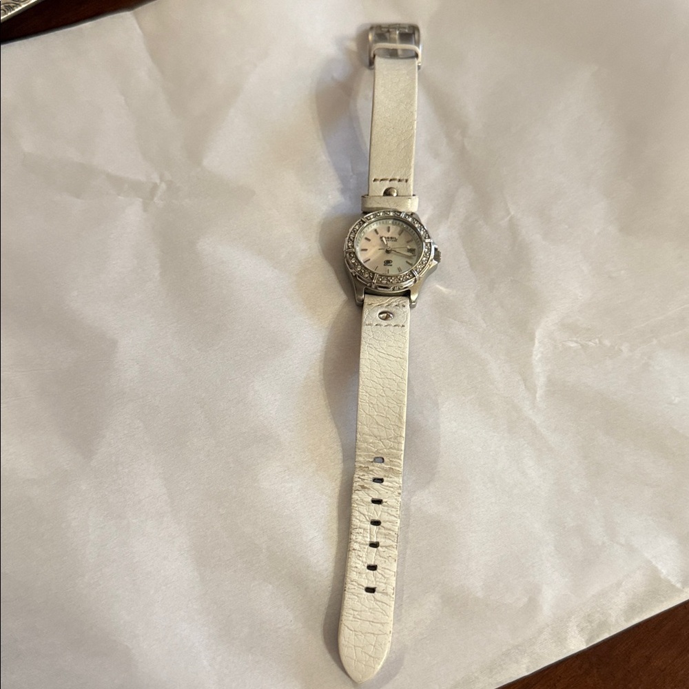 Fossil designer -White Leather Strap Watch. Great condition, needs battery!